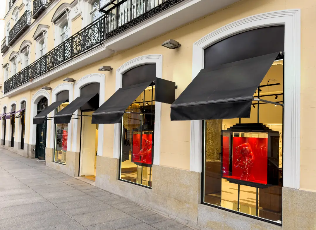 Façade vitrine de magasin en aluminium sur mesure à Caudebec-lès-Elbeuf